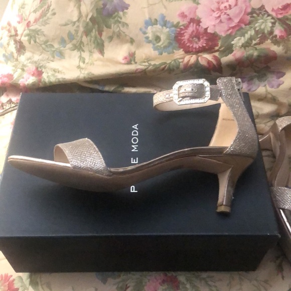 Pelle Moda Bette-TX Platinum Gold Woman’s size 10 dress shoe - Picture 3 of 9